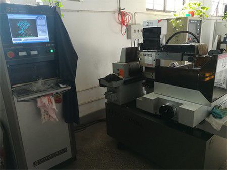 Electroerosionadora de corte de alambre CNC